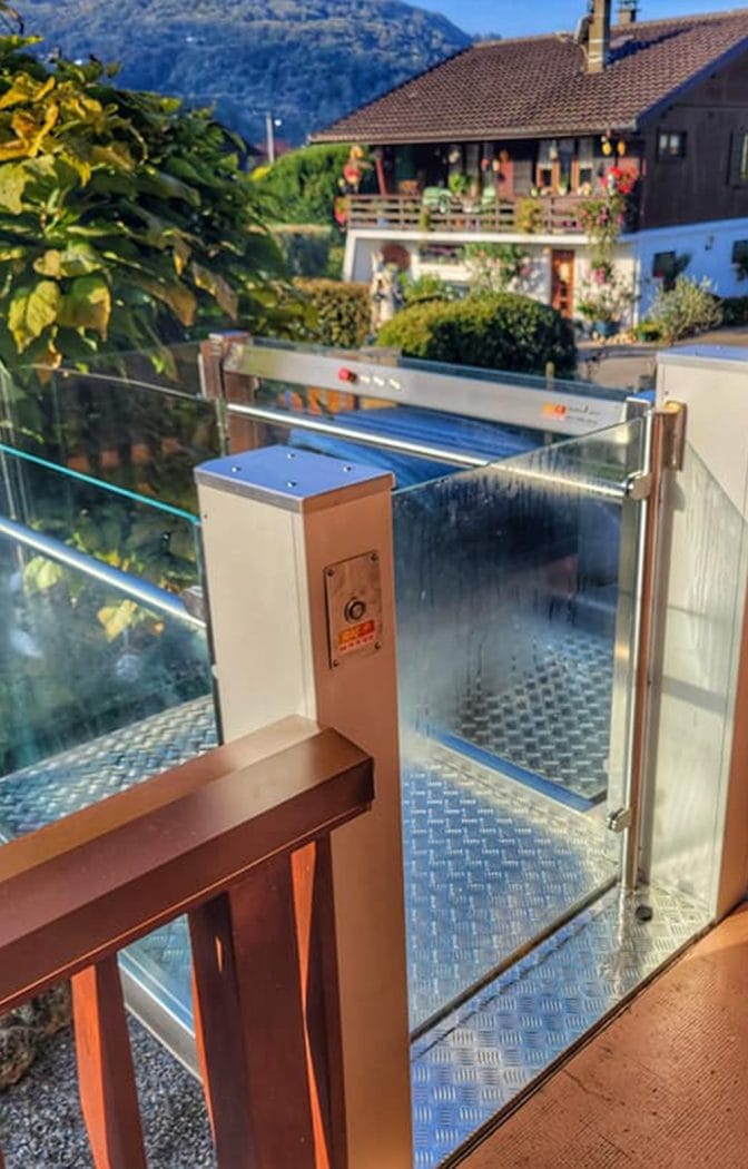 Vertical platform lift Austria commercial building
